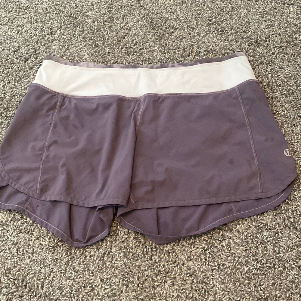 LULULEMON SIZE 6 SHORTS- 4" inseam